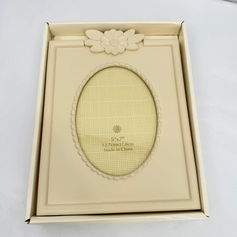 Mervyns‎ Picture Frame Cream Floral Oval Opening Vintage Decor 5x7 Shabby Chic